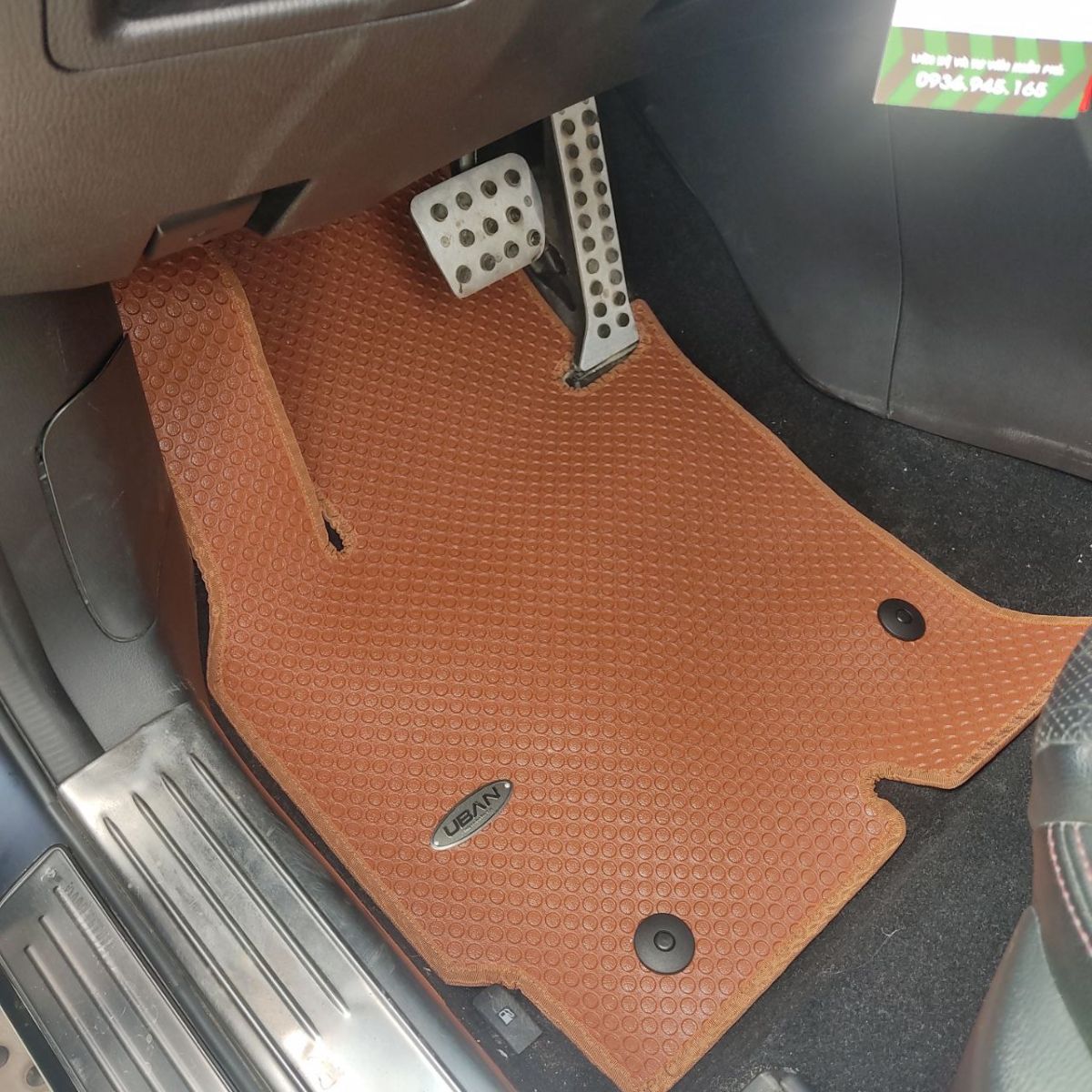 Thảm ô tô Mazda 6 với thiết kế thông minh là các chốt cố định cực kì dễ tháo lắp