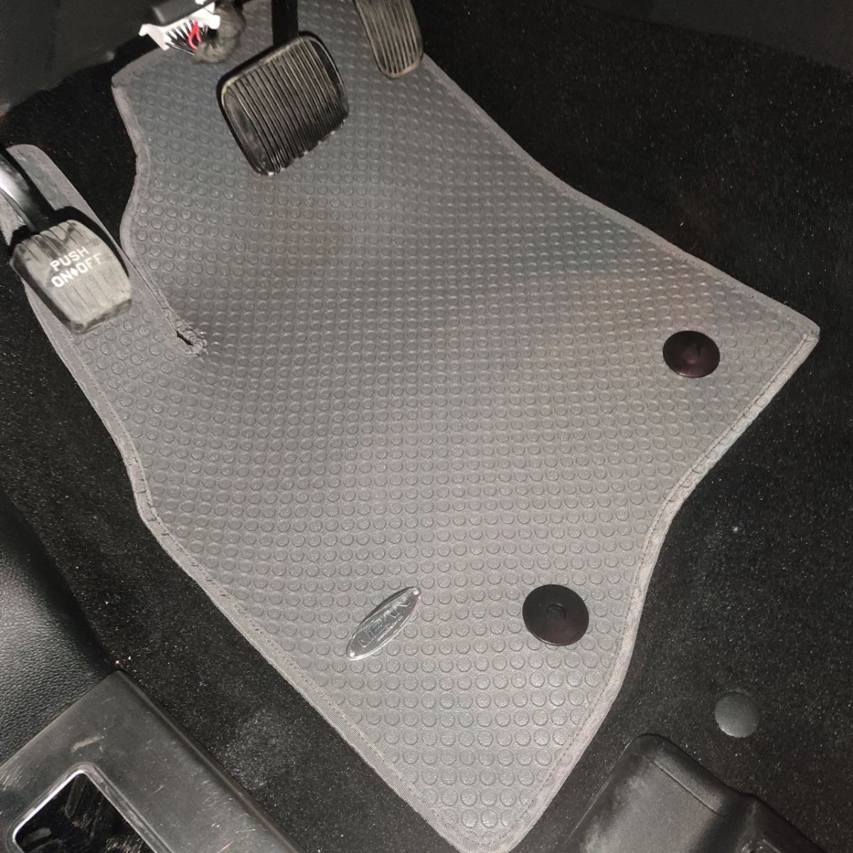 ​ Thảm UBAN với thiết kế thông minh cùng các chốt cố định giúp tháo lắp dễ dàng