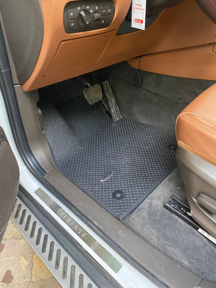 Thảm lót sàn ô tô Uban hàng 1 trên Vinfast Lux SA 2.0