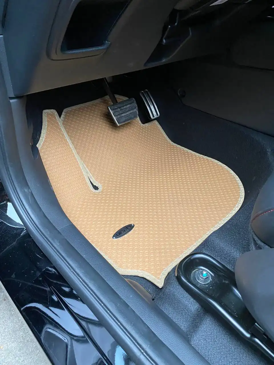Lót sàn Uban ghế lái màu da bò trên Honda HR-V 2022