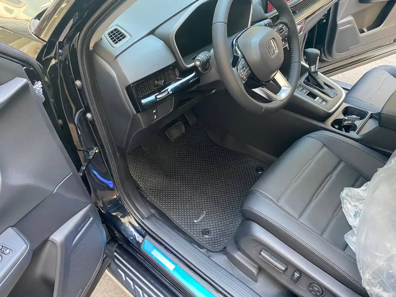 Thảm lót sàn ô tô uban trên xe Honda CRV 2024