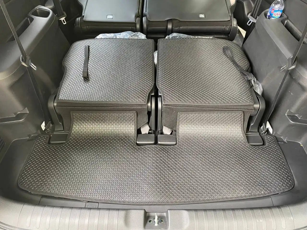 Ốp lưng ghế hàng 3 và cốp giúp bảo vệ xe toàn diện khi chở đồ