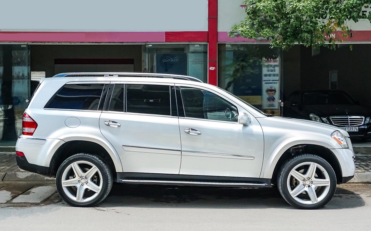 Thảm lót sàn ô tô Mercedes Benz GL550 là một phụ kiện không thể thiếu cho những chủ sở hữu chiếc xe sang trọng này.